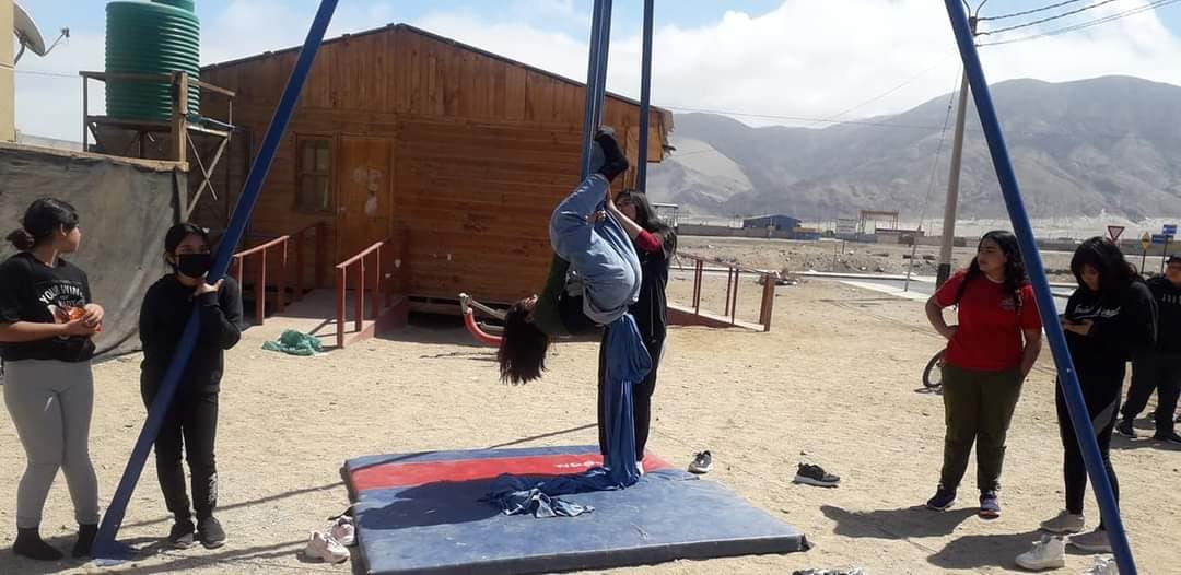 Niños, niñas y adolescentes de Chañaral disfrutan con talleres gratuitos de Circo