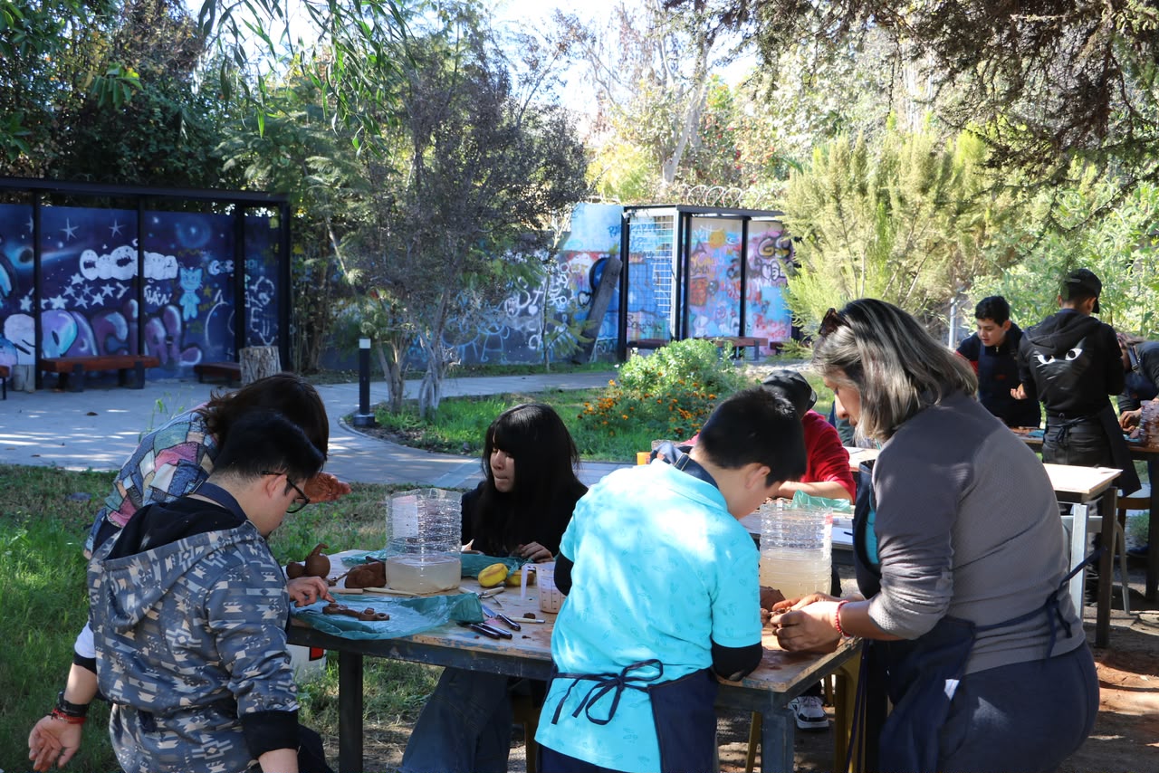 Familias, docentes y artistas crearon obras con barro y luces que se exhibirán en Cecrea Vallenar